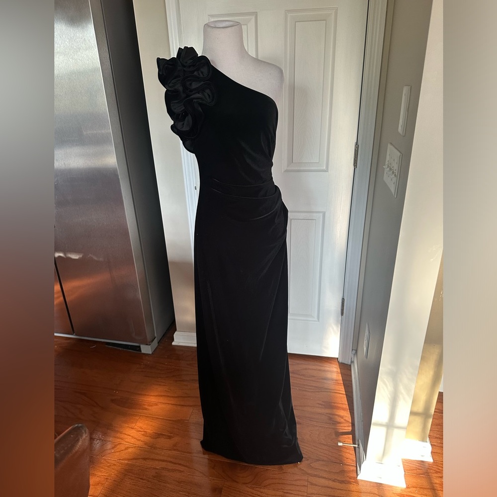 Elegant One-Shoulder Black Velvet Evening Gown with Ruffle Accent